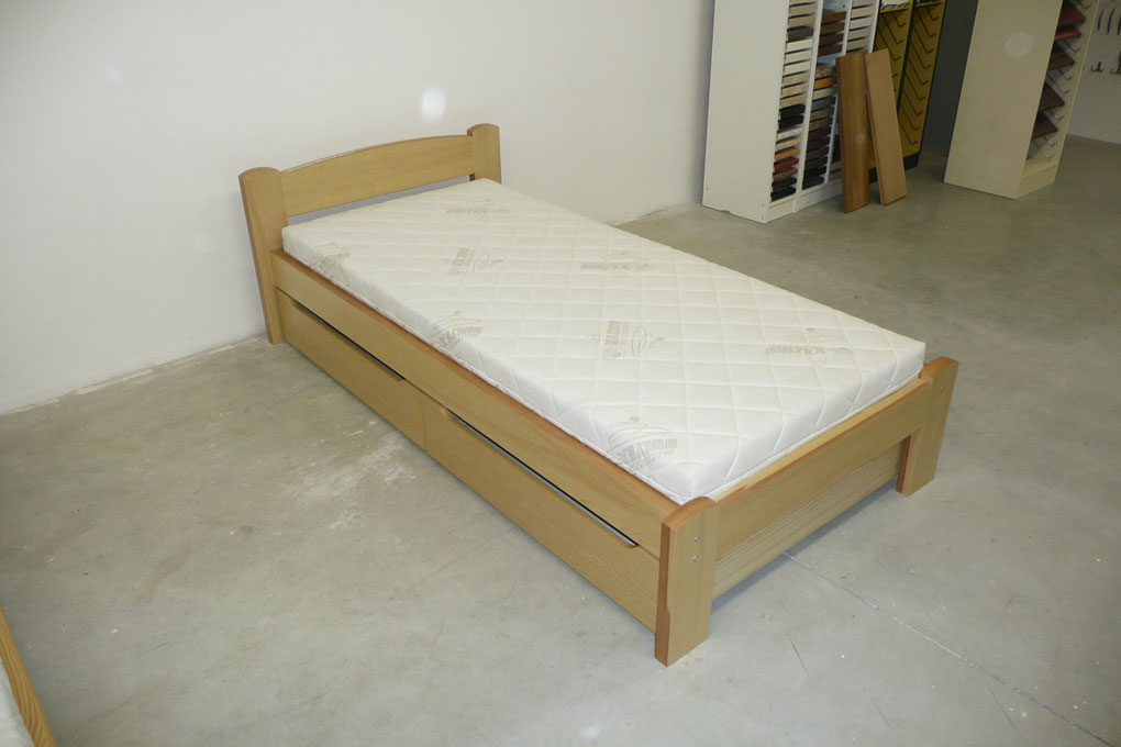 Dřevěná postel Davídek