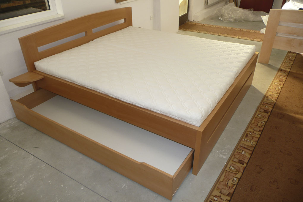 Dřevěná postel Matýsek