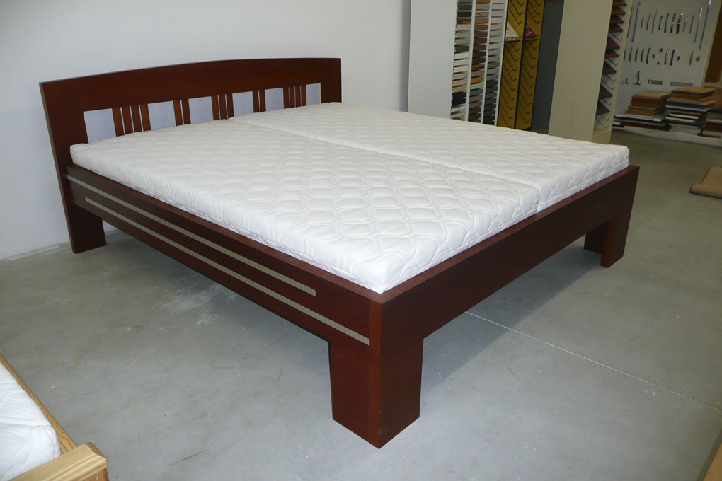 Dřevěná postel Ríša